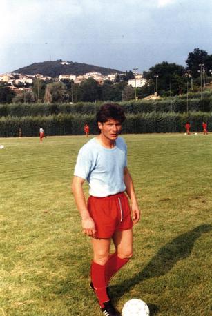Un giovane Mazzarri, ancora calciatore, ai tempi dell'Acireale. E' proprio tra i siciliani che Mazzarri esordisce da tecnico, in C2, dopo aver fatto il vice a Renzo Ulivieri a Bologna e Napoli e aver allenato la Primavera bolognese. Archivio